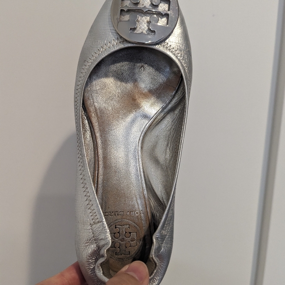 Tory Burch silver leather flats sz 6/36 - Picture 4 of 8